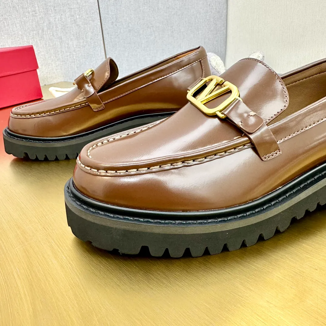 👟👟Ex-factory price 560👟👟 2024【VALENTINO】Valentino's early spring fashionable slip-on loafers are hot new🆕 Versatile style with temperament💃🏻 Slay the whole audience immediately when you put them on [Love] The ultra-simple design is more timeless and attractive! Fashionable and neat feeling, it is a magic tool for increasing your height and slimming down ✨ The shoe collar is specially added with anti-wear latex! You won't feel tired after walking all day long🦶🏻 The upper is made of open-edge beaded cowhide material and paired with a calfskin lining, which is full of texture! 👿Bottom thickness 4.0cm 👿Color: Black Brown 👿Size: 35-40 Factory ready supply